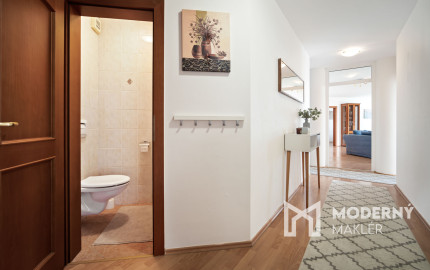 Na predaj reprezentatívny 6-izbový byt s garážou s výhľadom na Rakúsko