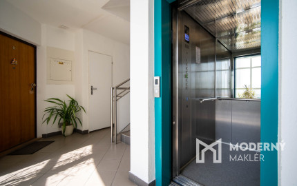 Na predaj reprezentatívny 6-izbový byt s garážou s výhľadom na Rakúsko