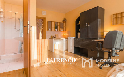 NA PREDAJ | 3-IZBOVÝ BYT SO SÚKROMNOU TERASOU S VÝHĽADOM NA HRAD  + GARSÓNKA V CENE