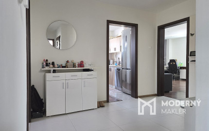 4 izb. byt. jednotka v RD, kompletná rekonštrukcia, 87 m², garáž, pivnica, skladové priestory s pozemkom 333 m2