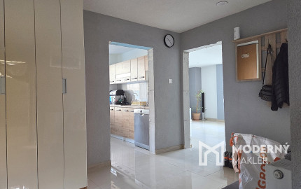 4 izb. byt. jednotka v RD, kompletná rekonštrukcia, 87 m², garáž, pivnica, skladové priestory s pozemkom 333 m2