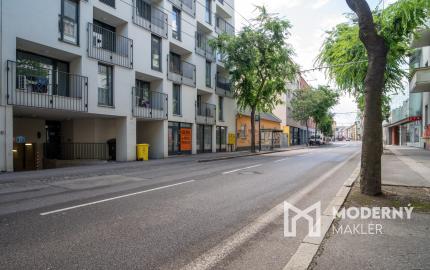 Na prenájom štýlový 2-izbový byt s parkovaním vo vyhľadávanej lokalite Starého mesta