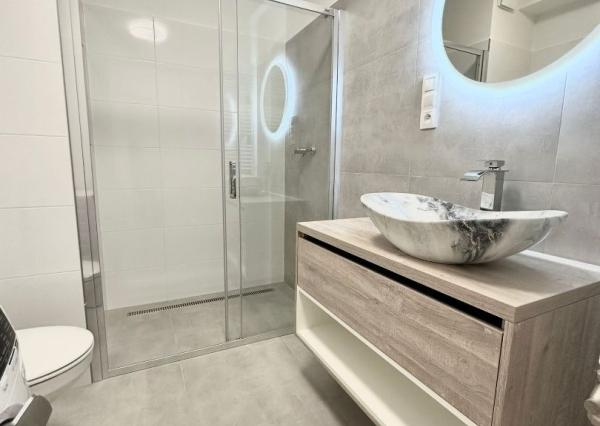 Nový 2 izbový byt Halalovka, s vlastným parkovacím miestom