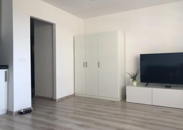 Ponúkame na prenájom kompletne zrekonštruovanej garsónky na sídlisku Juh v Trenčíne.