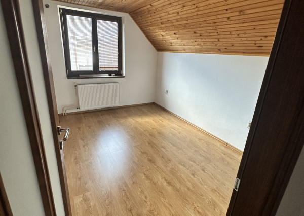 Veľký rodinný dom v pešej dostupnosti do centra mesta v Trenčíne