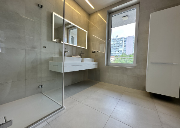 LUXUSNÝ 4 IZBOVÝ, KOMPLETNE ZARIADENÝ BYT, SARATOVSKÁ, TRENČÍN