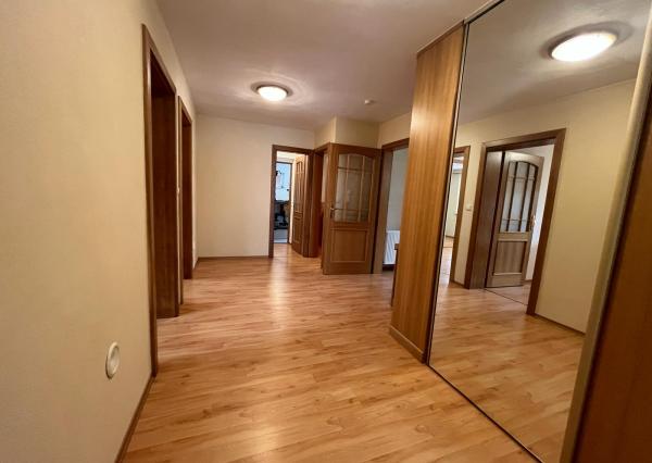 Štvorizbový bungalov s výmerou 162m2 na pozemku 1010 m2, v bezpečnom uzavretom komplexe v centre mesta
