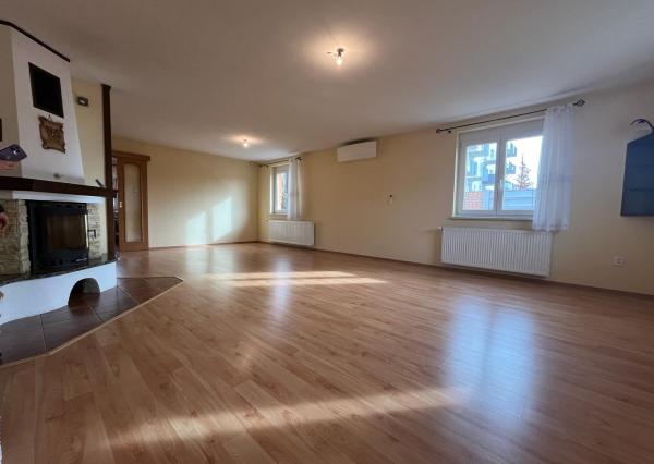 Štvorizbový bungalov s výmerou 162m2 na pozemku 1010 m2, v bezpečnom uzavretom komplexe v centre mesta