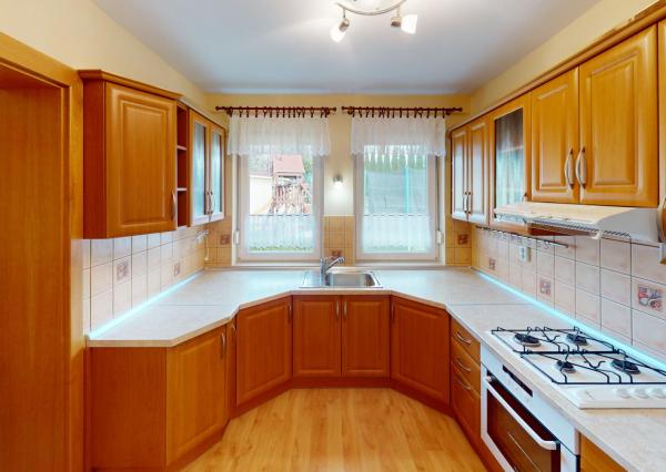 Štvorizbový bungalov s výmerou 162m2 na pozemku 1010 m2, v bezpečnom uzavretom komplexe v centre mesta