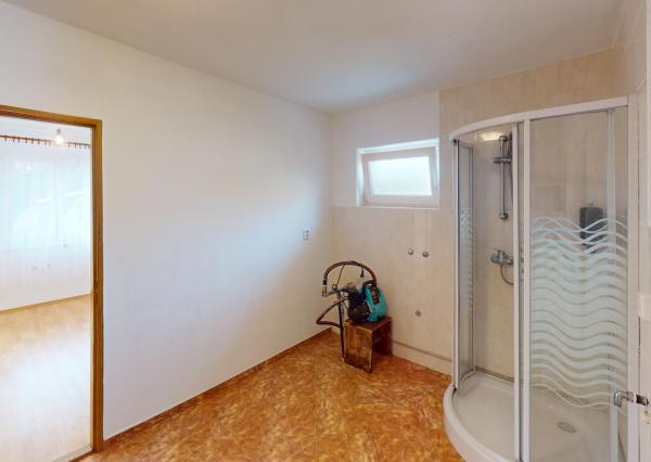 Štvorizbový bungalov s výmerou 162m2 na pozemku 1010 m2, v bezpečnom uzavretom komplexe v centre mesta