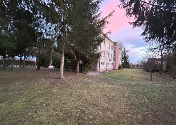 PREDANÝ! Nadštandardné bývanie v byte s vlastnou záhradou, garážou aj vonkajším parkovacím miestom