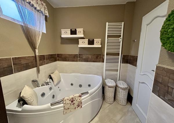 PREDANÝ! Nadštandardné bývanie v byte s vlastnou záhradou, garážou aj vonkajším parkovacím miestom