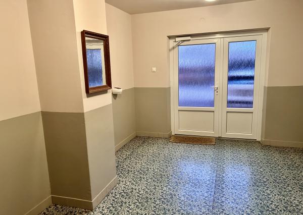 PREDANÝ! Nadštandardné bývanie v byte s vlastnou záhradou, garážou aj vonkajším parkovacím miestom