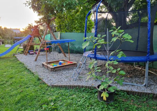 PREDANÝ! Nadštandardné bývanie v byte s vlastnou záhradou, garážou aj vonkajším parkovacím miestom