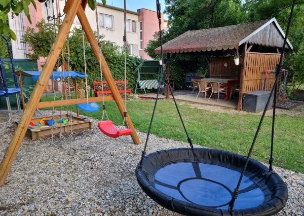 PREDANÝ! Nadštandardné bývanie v byte s vlastnou záhradou, garážou aj vonkajším parkovacím miestom