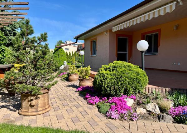 Štvorizbový bungalov s výmerou 162m2 na pozemku 1010 m2, v bezpečnom uzavretom komplexe v centre mesta