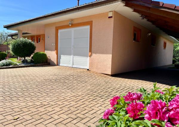 Štvorizbový bungalov s výmerou 162m2 na pozemku 1010 m2, v bezpečnom uzavretom komplexe v centre mesta