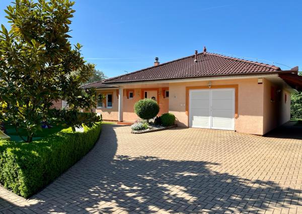 Štvorizbový bungalov s výmerou 162m2 na pozemku 1010 m2, v bezpečnom uzavretom komplexe v centre mesta