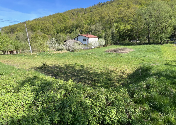 Na predaj krásny, slnečný, stavebný pozemok so stavebným povolením priamo pri lese s potokom v obci Ladce - Horné Ladce.