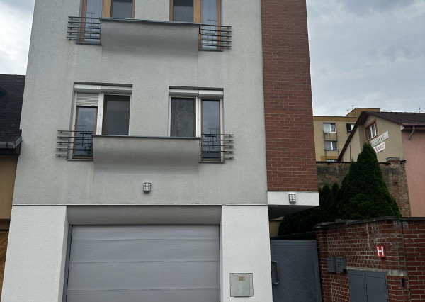 PREDAJ! 3 izbový byt s terasou, v rodinnom dome v centre