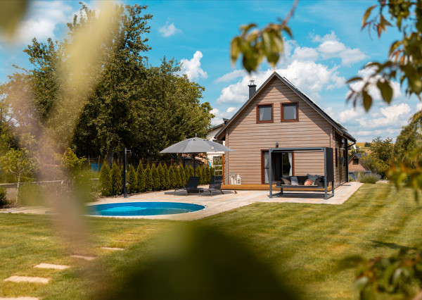 Drevenica, novostavba v obci Cimenná, v srdci prírody