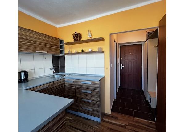 Na prenájom zariadený 1izb byt na Hurbanovej ul. v Trenčíne.