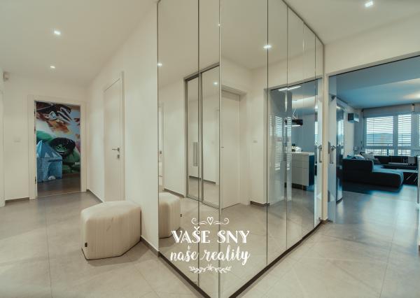 Prenájom 4izb bytu v centre Trenčína s terasou a parkovaním.