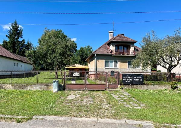 Rodinný dom v Trenčianskych Stankovciach na rovinatom pozemku 25x60m