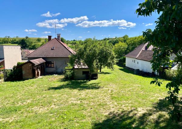 Rodinný dom v Trenčianskych Stankovciach na rovinatom pozemku 25x60m