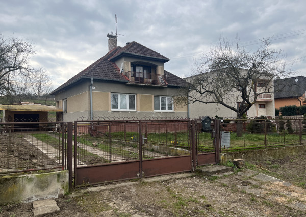 Rodinný dom v Trenčianskych Stankovciach na rovinatom pozemku 25x60m