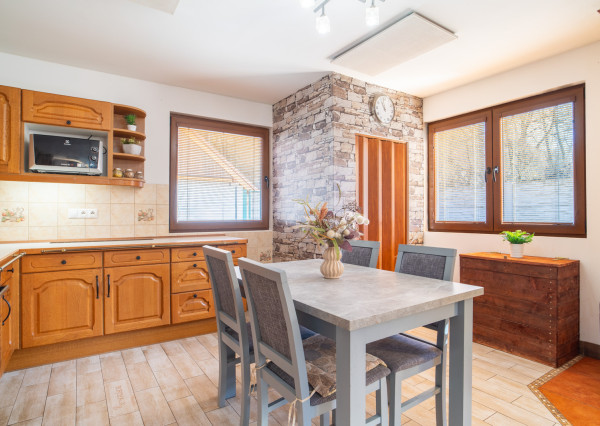 Na predaj záhradná chata vhodná na celoročné bývanie v obci Kuchyňa