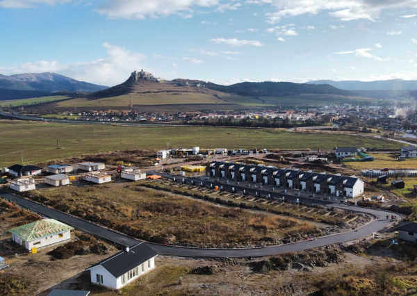 Na predaj pozemok s projektom na trojbytový rodinný dom v atraktívnej lokalite pod Spišským hradom