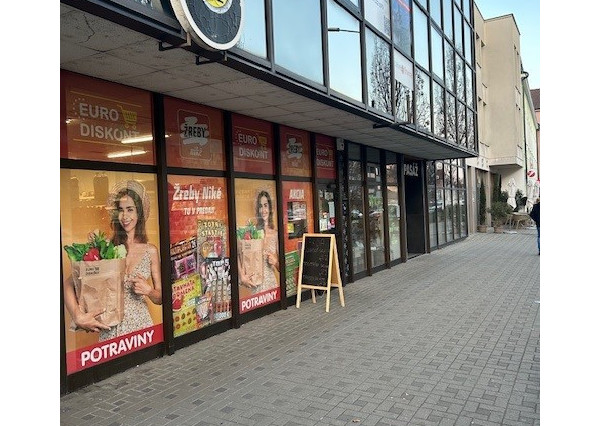 Na prenájom obchodný priestor v centre Malaciek