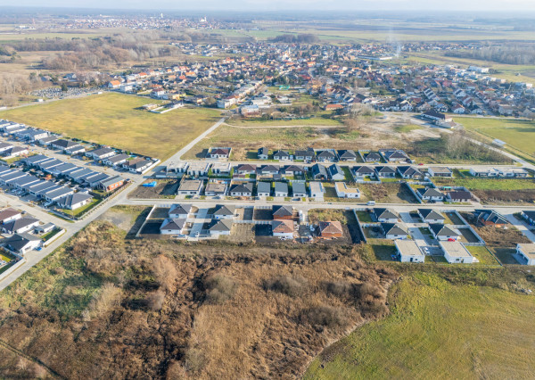 Na predaj rovinaté pozemky vhodné na výstavbu rodinných domov obci Malé Leváre