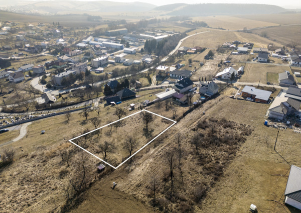 Na predaj veľkorysý pozemok v obci Šarišské Sokolovce