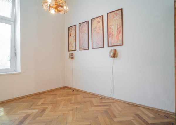 Na predaj priestranný 2,5-izbový byt v historickej budove Starého Mesta