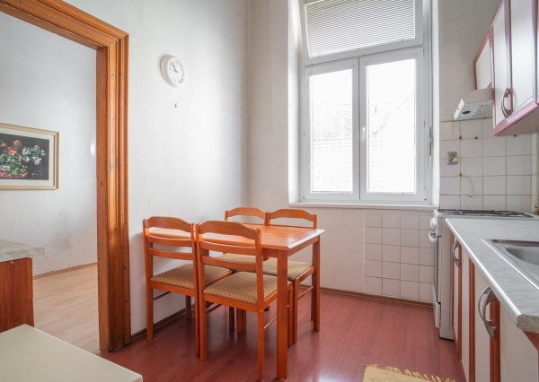 Na predaj priestranný 2,5-izbový byt v historickej budove Starého Mesta