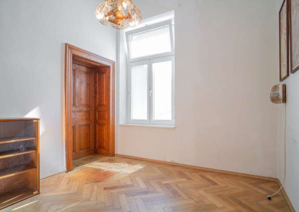 Na predaj priestranný 2,5-izbový byt v historickej budove Starého Mesta