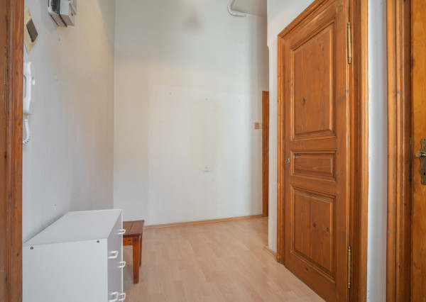 Na predaj priestranný 2,5-izbový byt v historickej budove Starého Mesta