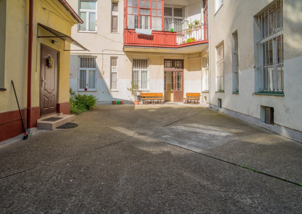 Na predaj priestranný 2,5-izbový byt v historickej budove Starého Mesta