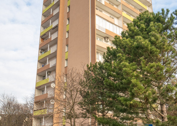 Na predaj dobre dispozične riešený 3-izbový byt vo vyhľadávanej lokalite Karlovej Vsi