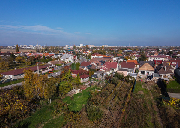 Na predaj pozemok s investičným potenciálom v Hrnčiarovciach nad Parnou