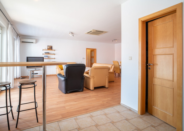 Na predaj nadštandardný 4-izbový byt s garážovým parkovacím státím v Starom Meste