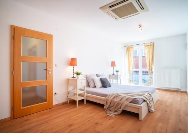 Na predaj nadštandardný 4-izbový byt s garážovým parkovacím státím v Starom Meste