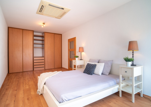 Na predaj nadštandardný 4-izbový byt s garážovým parkovacím státím v Starom Meste