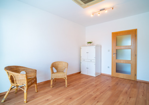 Na predaj nadštandardný 4-izbový byt s garážovým parkovacím státím v Starom Meste