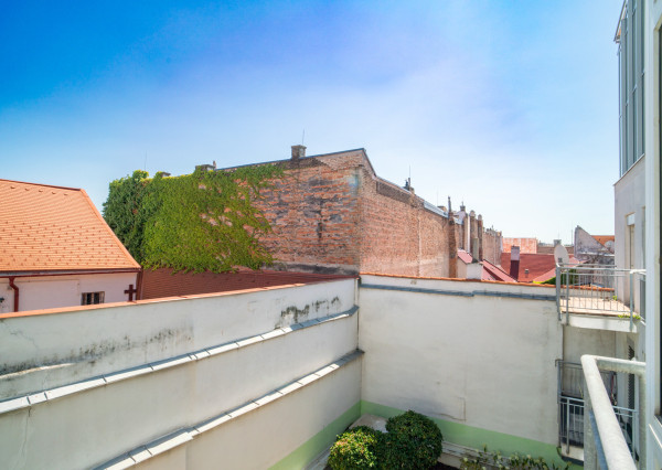 Na predaj nadštandardný 4-izbový byt s garážovým parkovacím státím v Starom Meste