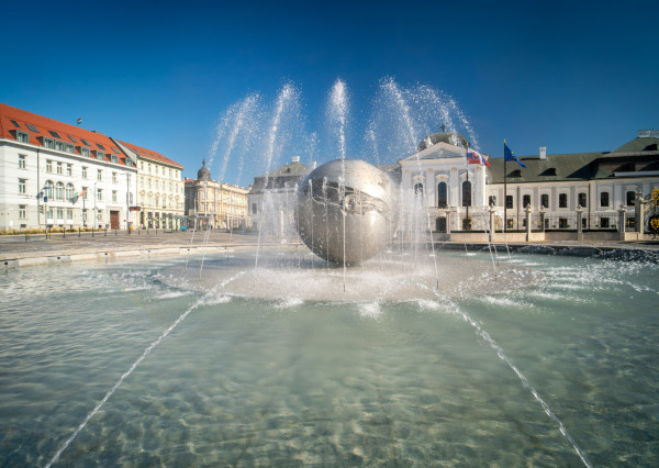 Na predaj nadštandardný 4-izbový byt s garážovým parkovacím státím v Starom Meste