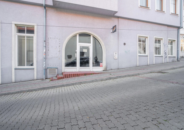 Na prenájom obchodný priestor s nadštandardnou rozlohou priamo pod Bratislavským hradom