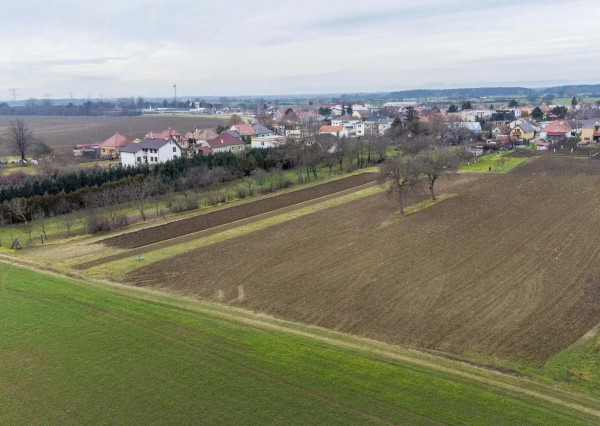 Na predaj investičný pozemok vhodný na výstavbu niekoľkých rodinných domov v obci Dolné Zelenice